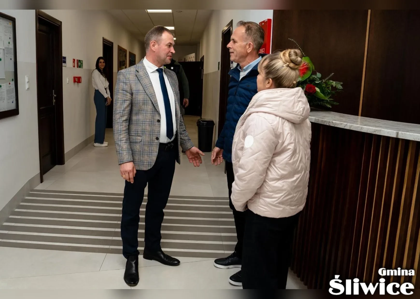 wójt rozmawia z dwoma osobami