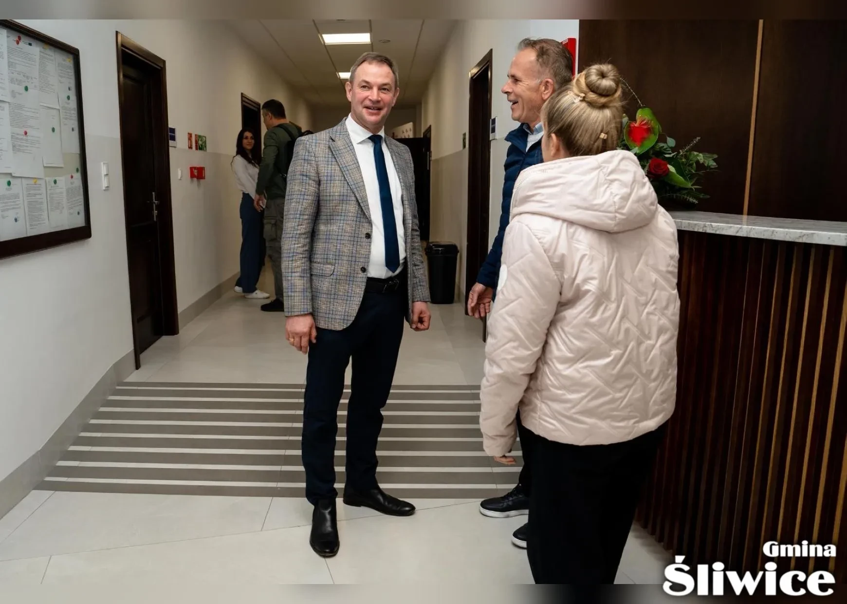 wójt rozmawia z dwoma osobami