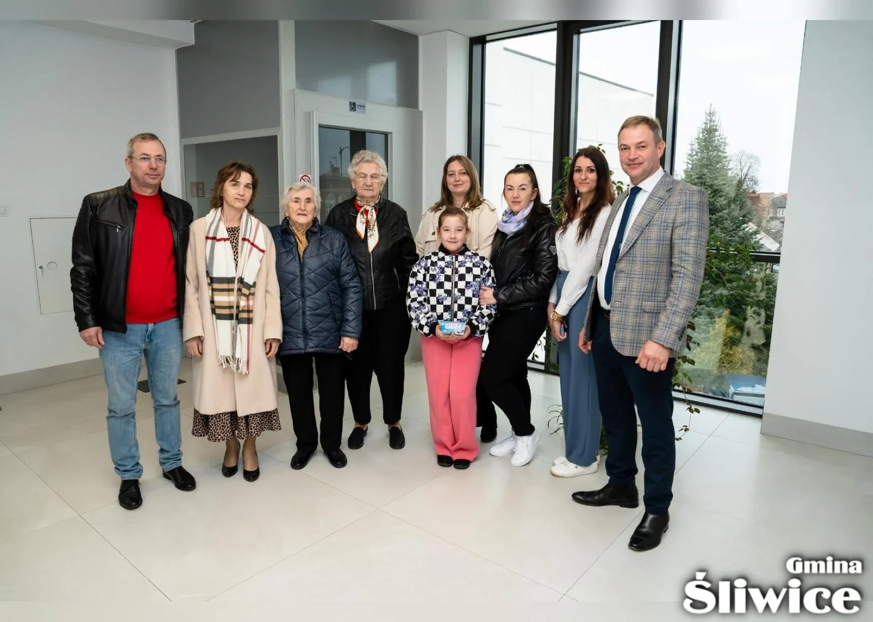 zdjęcie grupowe kilku osób
