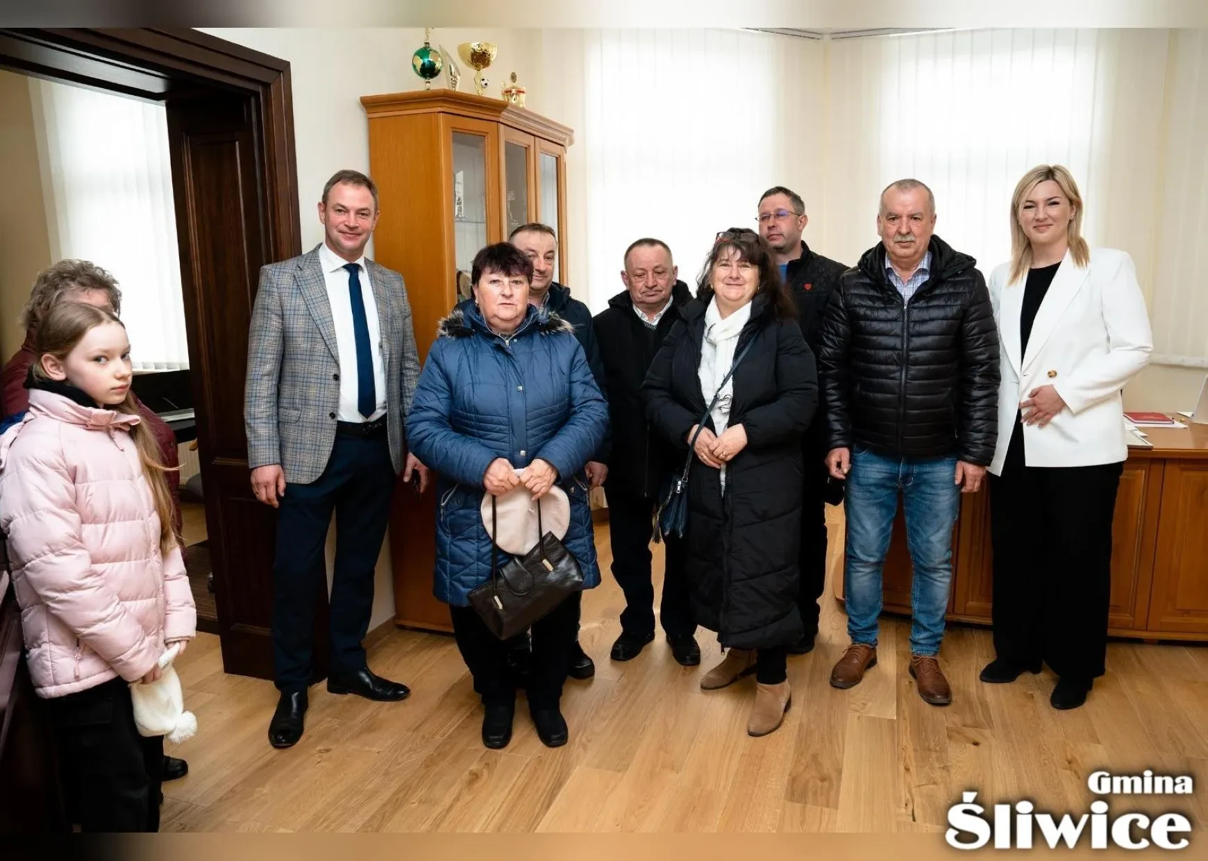 zdjęcie grupowe kilku osób