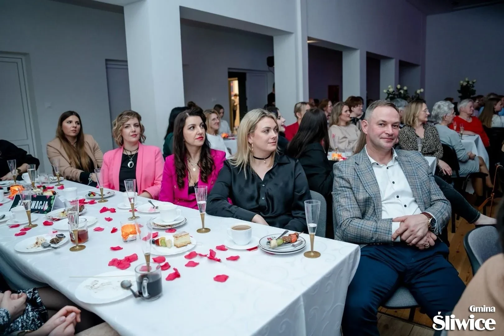 siedzące kobiety przy stole z wójtem