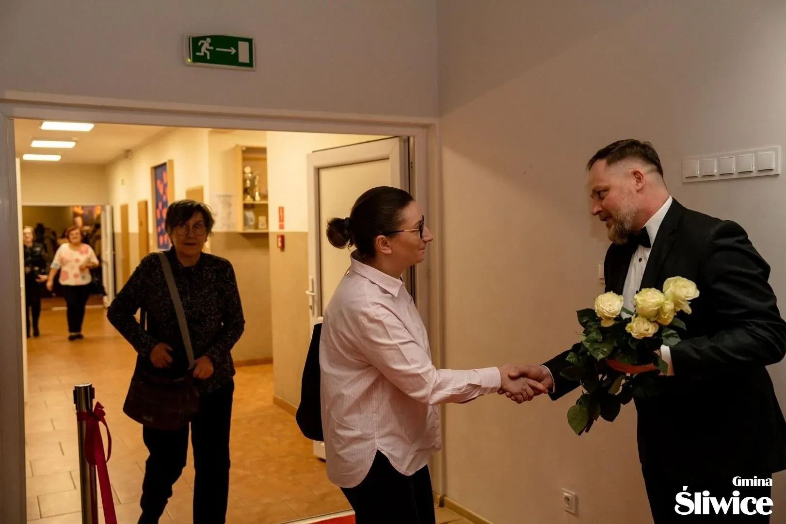 mężczyzna wręczający kwiata kobiecie