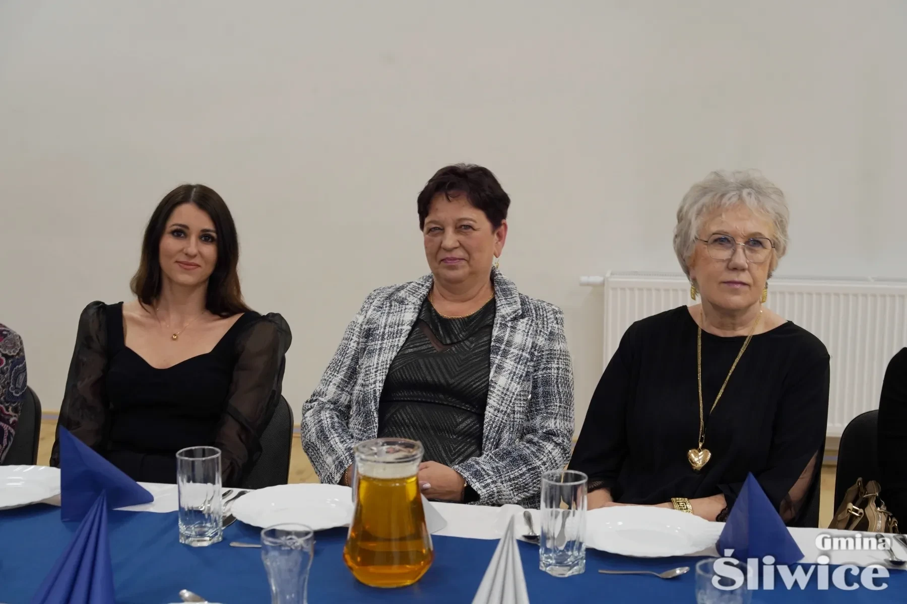 trzy kobiety siedzące przy stole