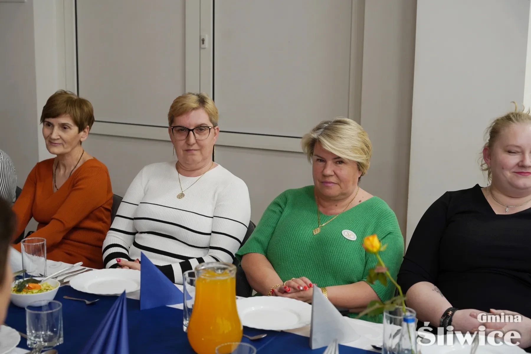 cztery kobiety siedzące przy stole