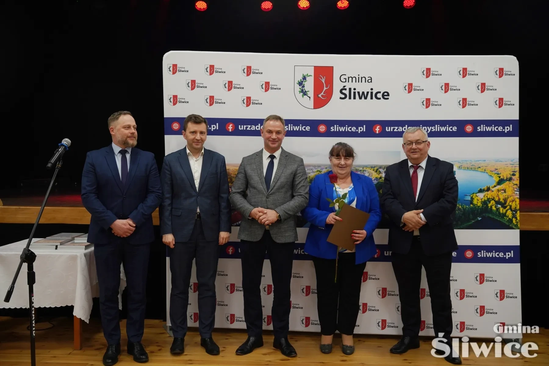 osoby stojące z wójtem