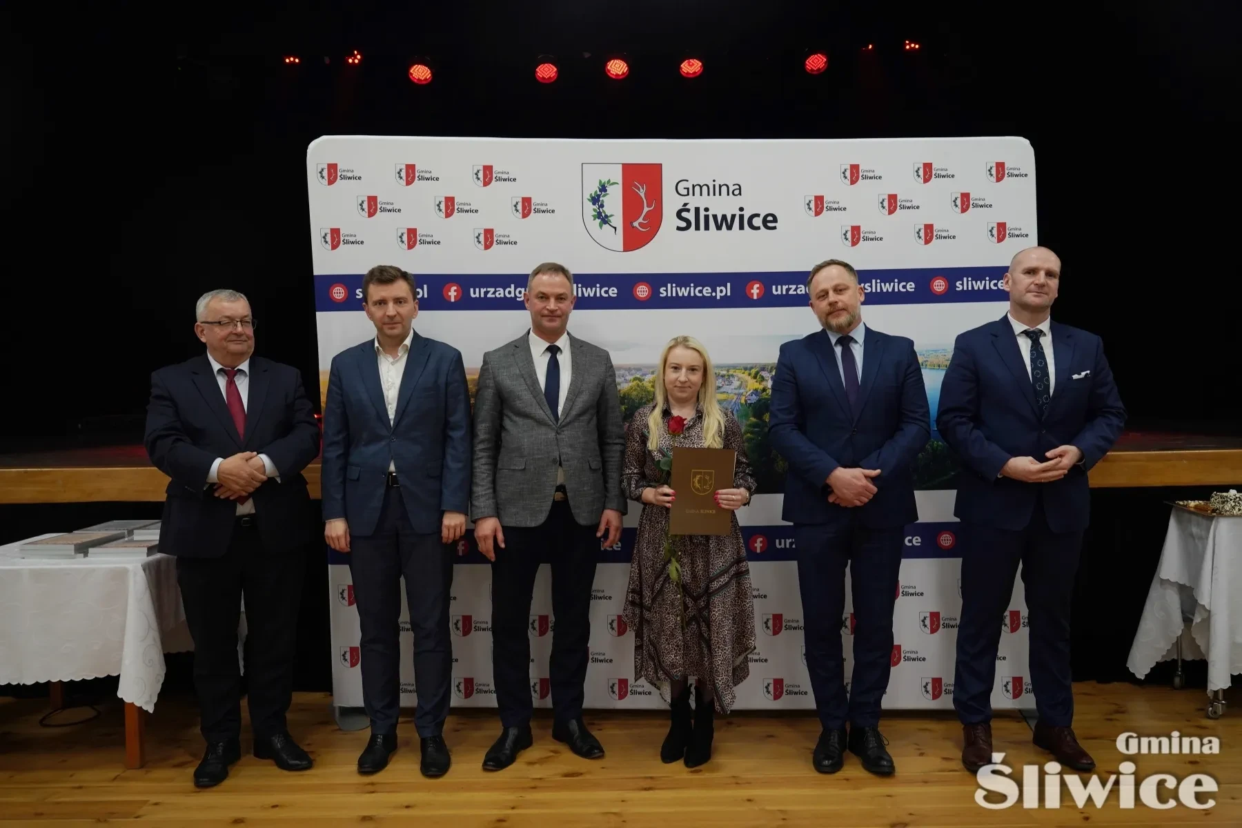 osoby stojące z wójtem