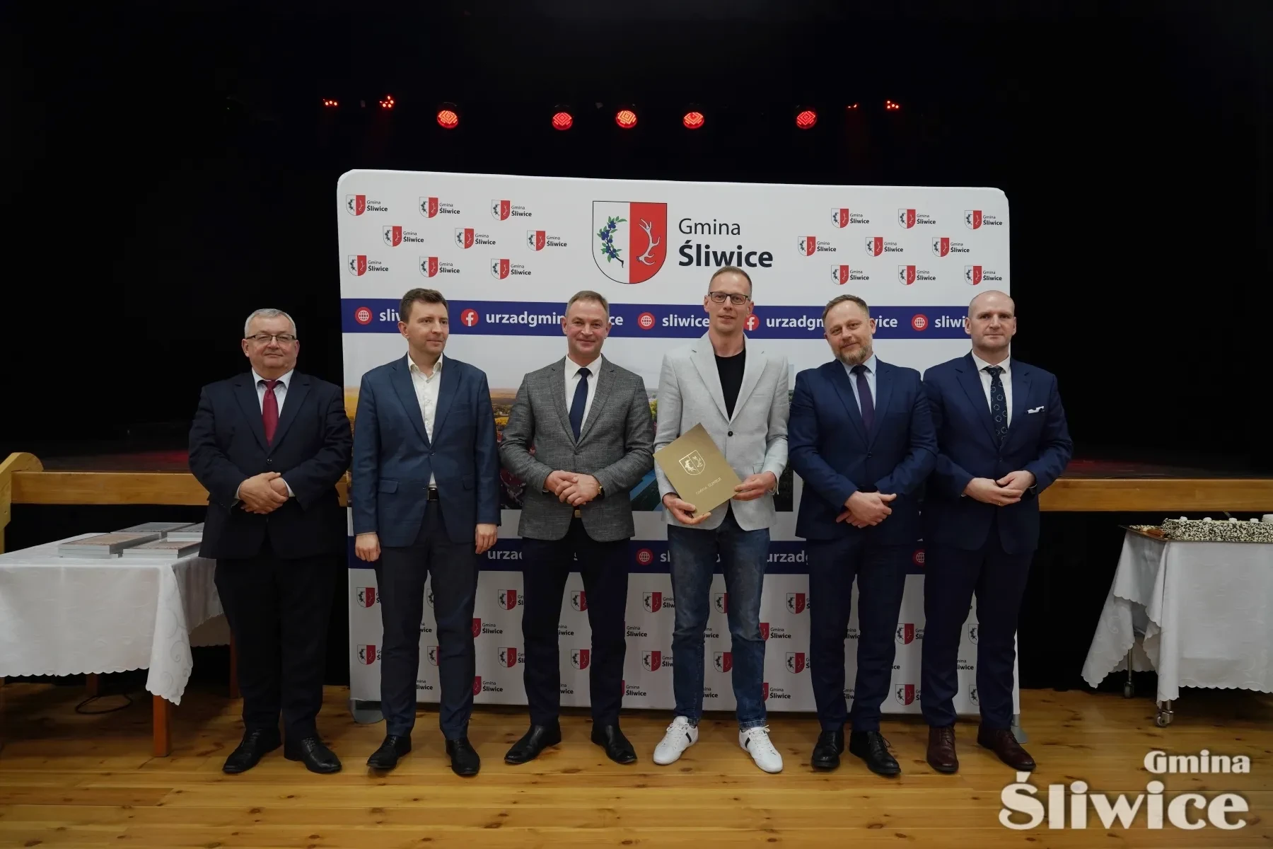 osoby stojące z wójtem