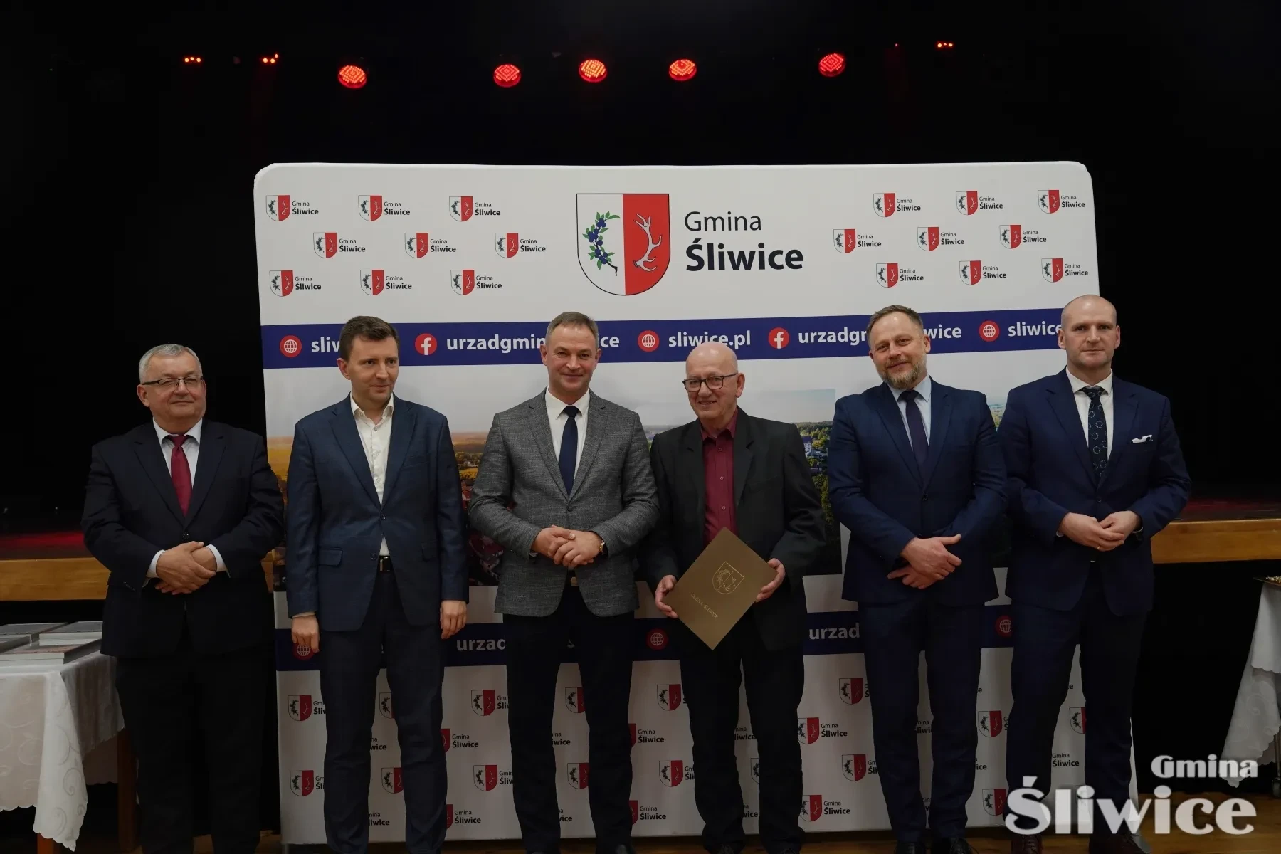 osoby stojące z wójtem
