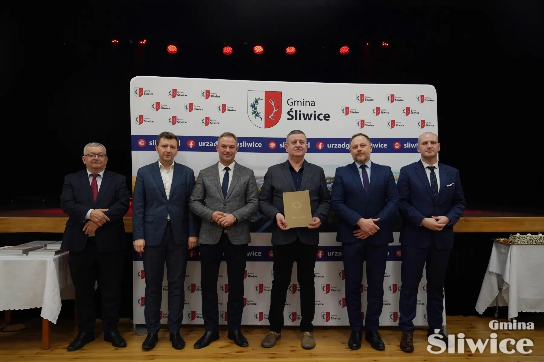 osoby stojące z wójtem