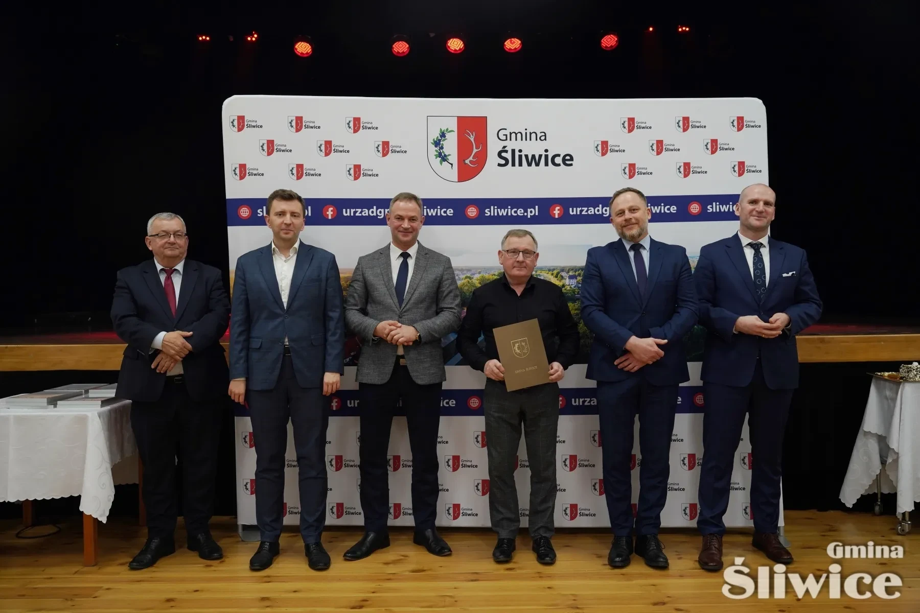 osoby stojące z wójtem