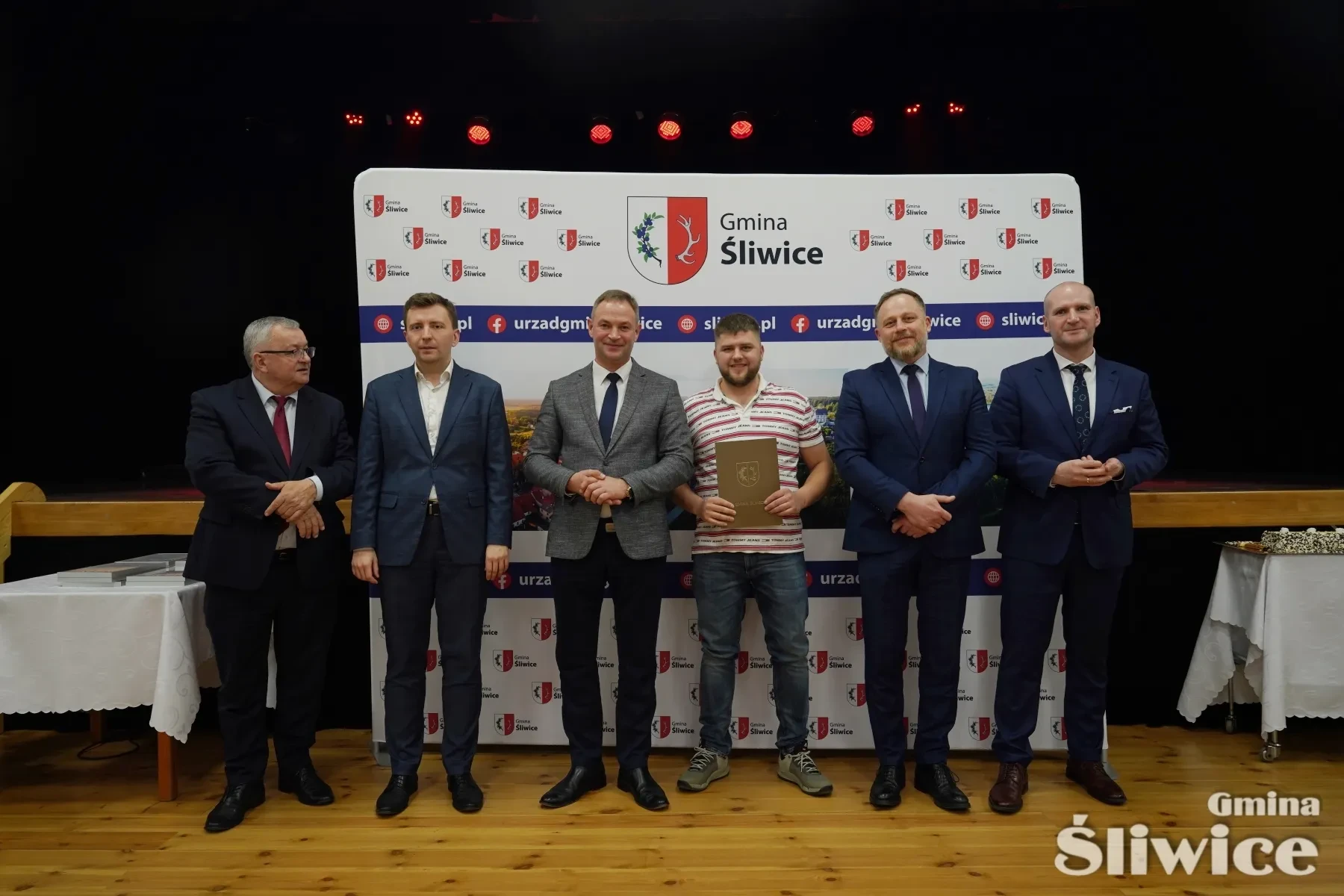osoby stojące z wójtem