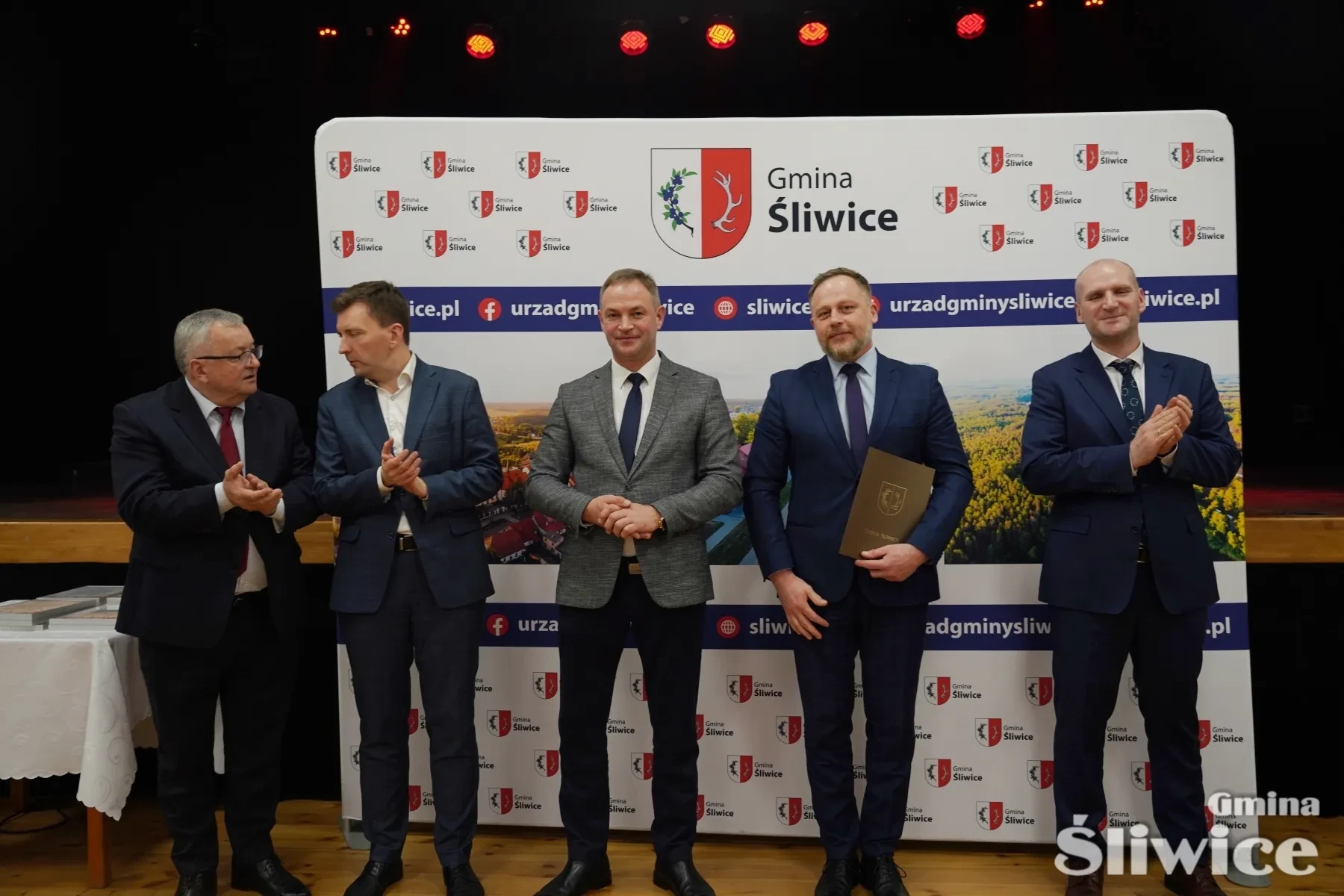 osoby stojące z wójtem