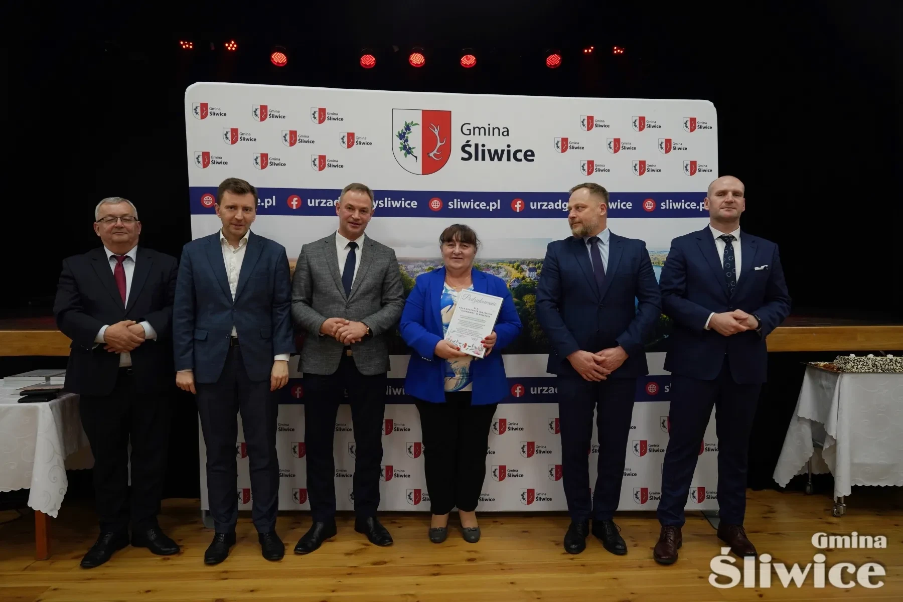 osoby stojące z wójtem