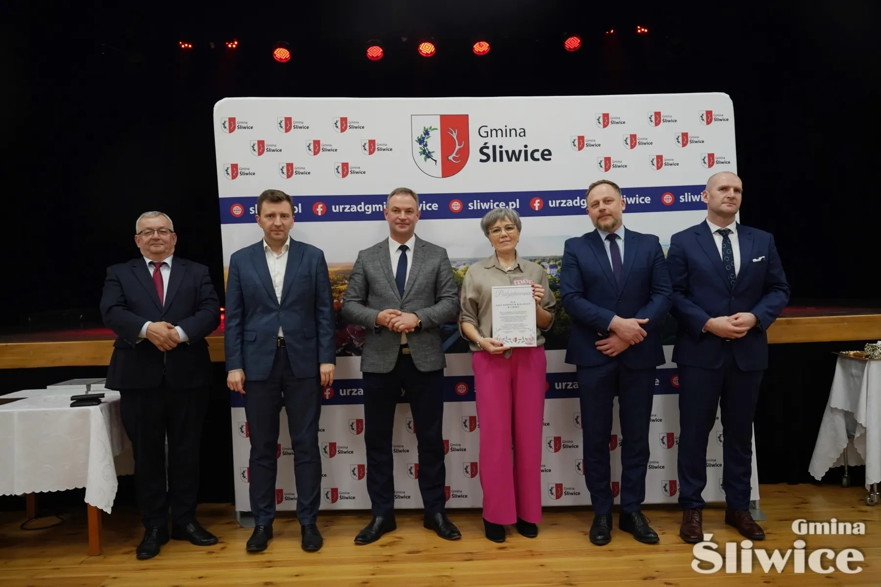 osoby stojące z wójtem