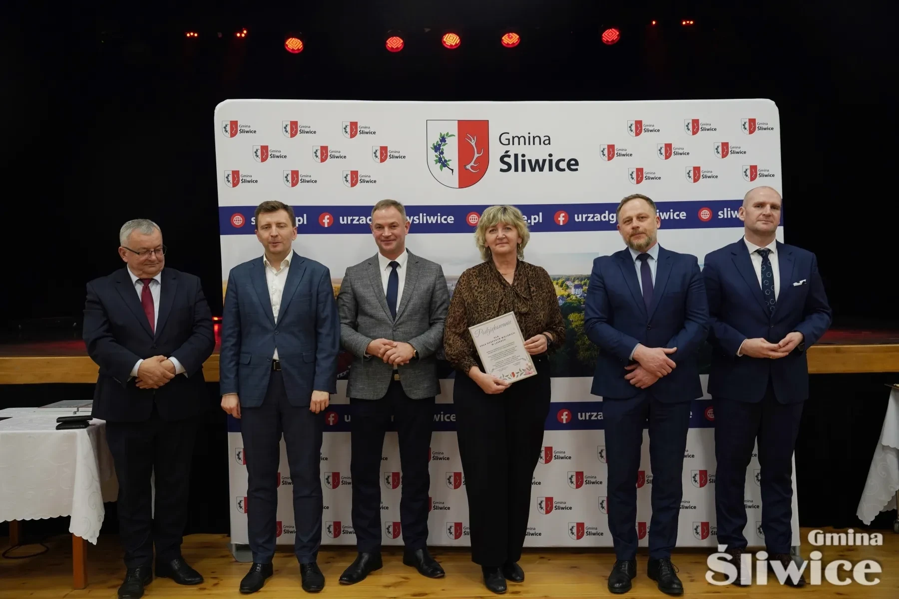 osoby stojące z wójtem