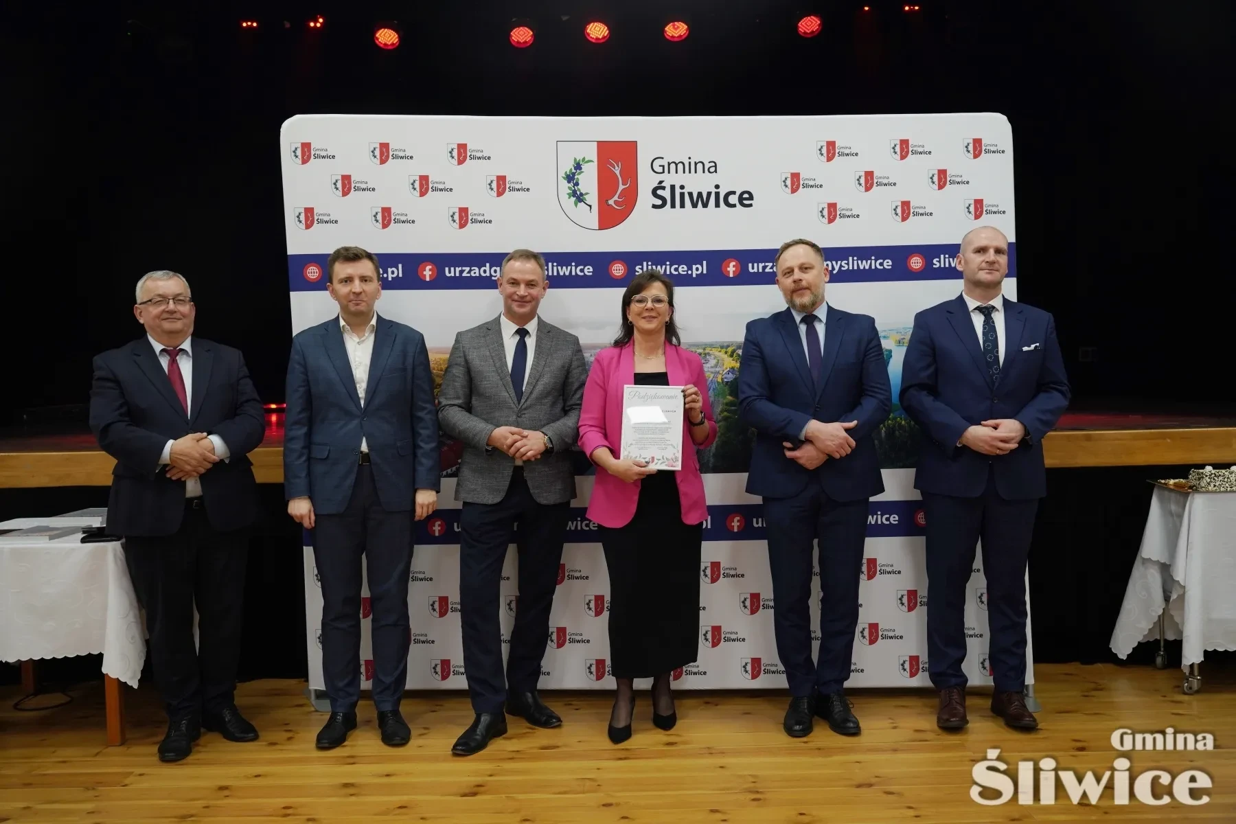 osoby stojące z wójtem