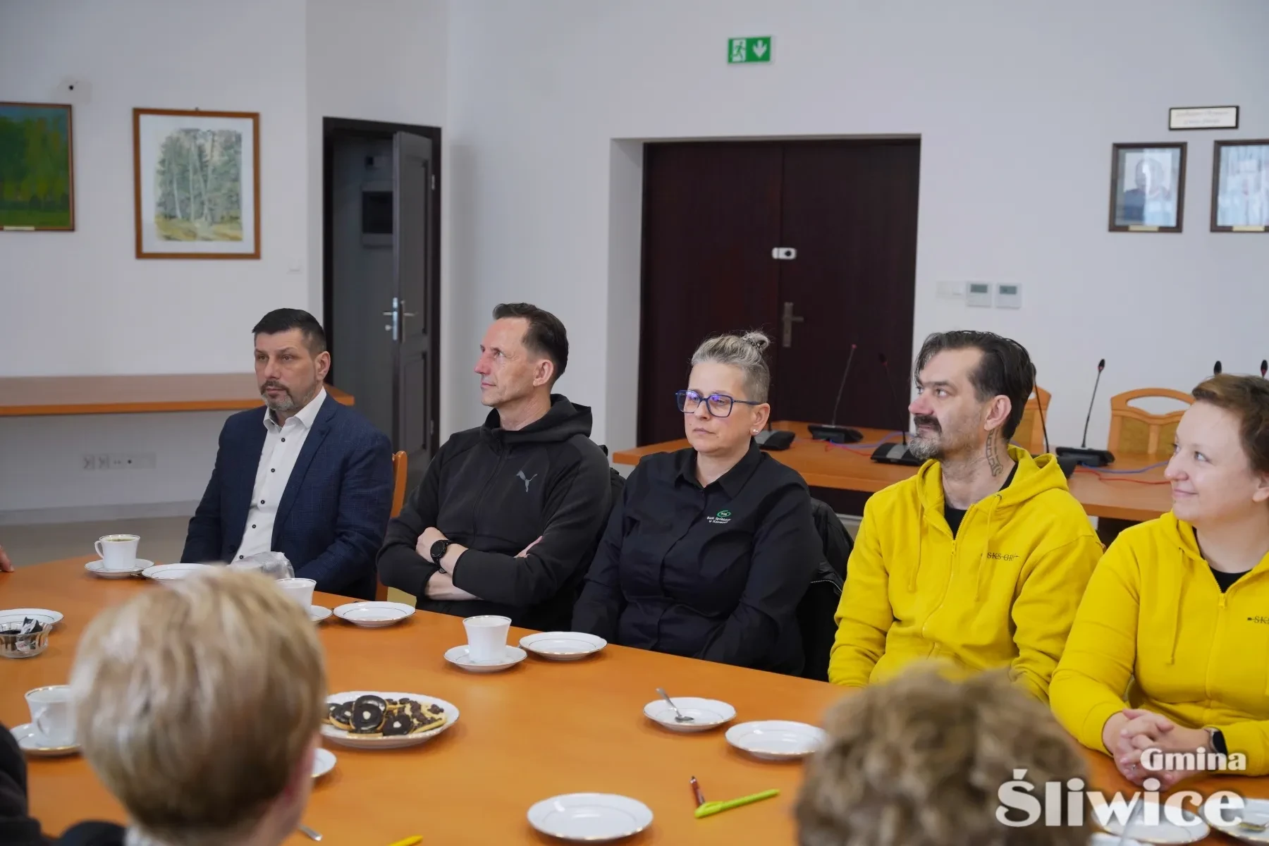 grupa siedzących osób przy stole