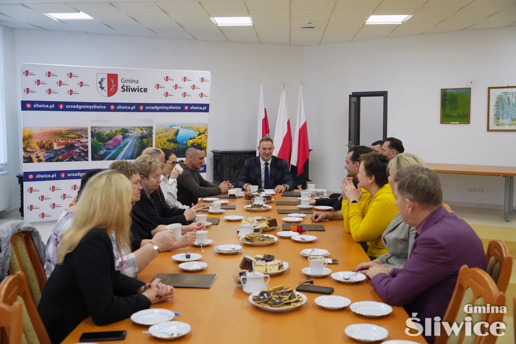 grupa osób siedzących przy stole