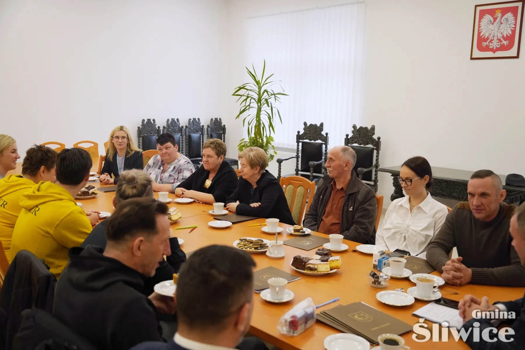 grupa osób siedzących przy stole