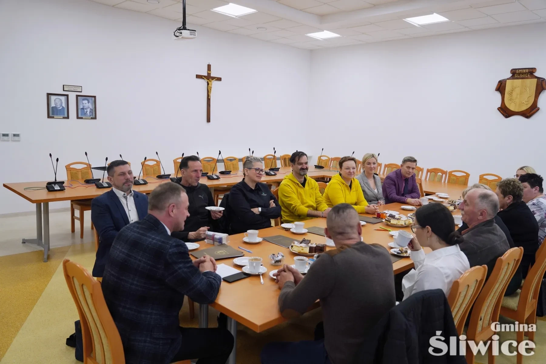 grupa osób siedzących przy stole