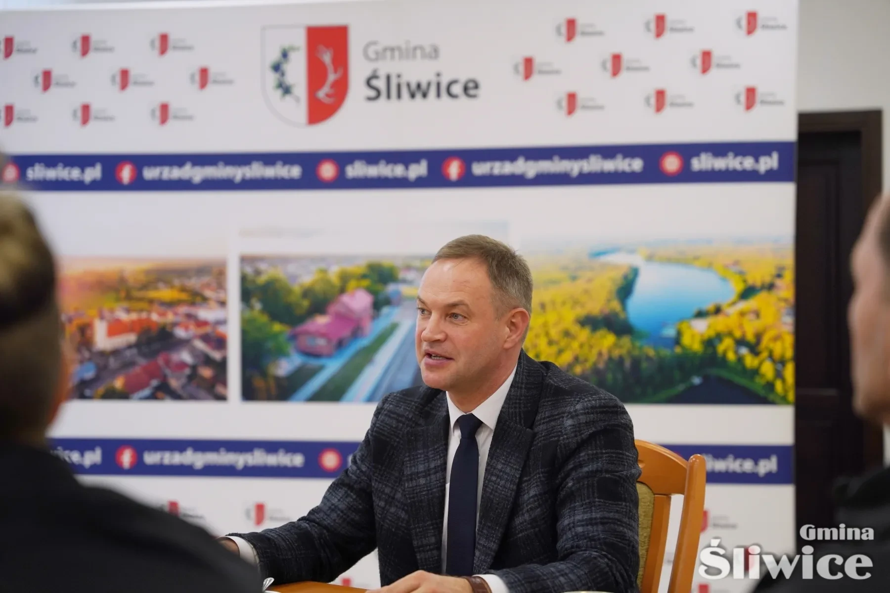 wójt rozmawiający z obecnymi osobami