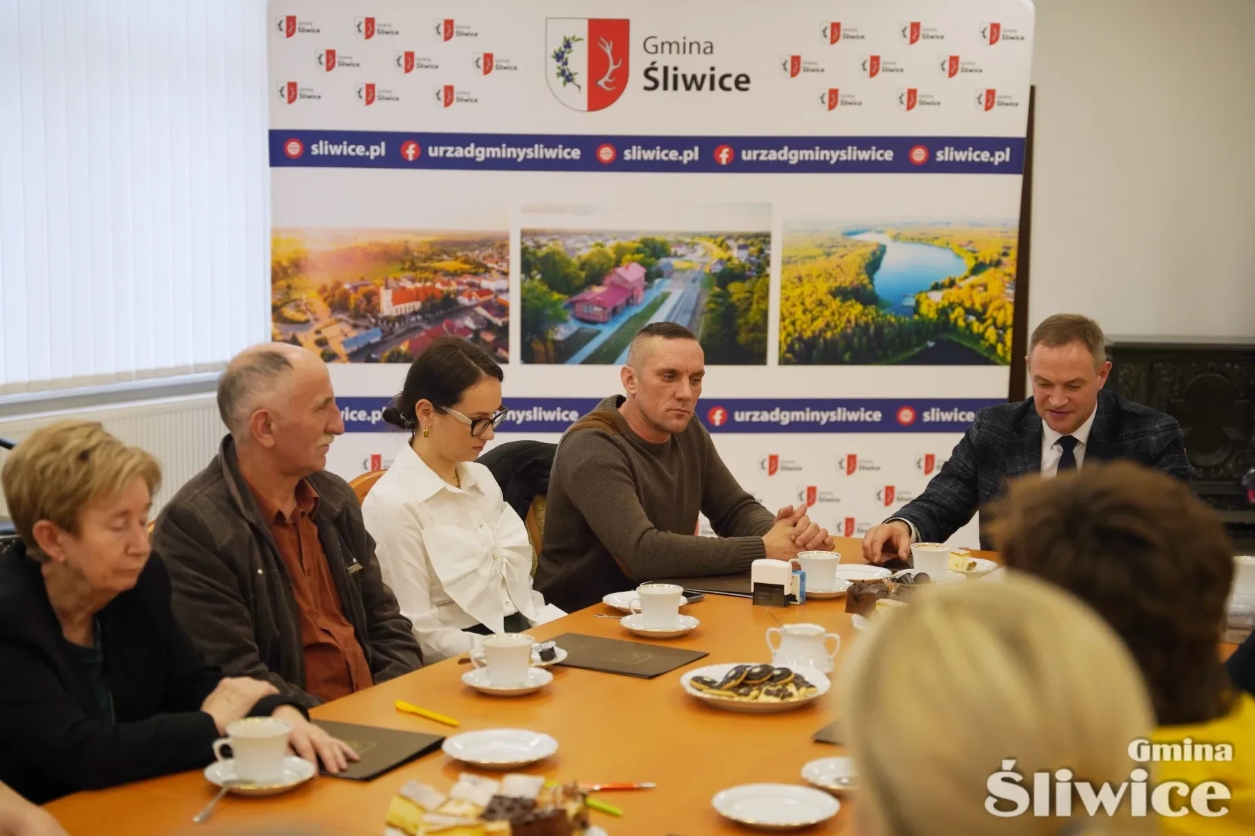 grupa osób siedzących przy stole