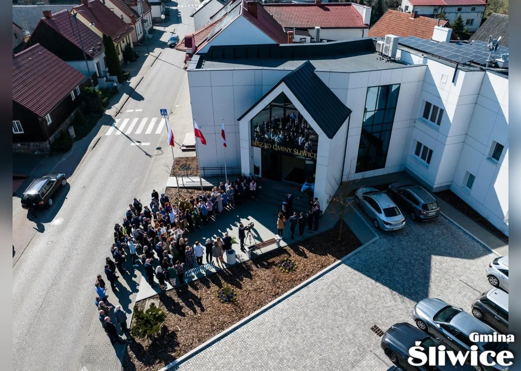 zdjęcie z drona przed urzędem