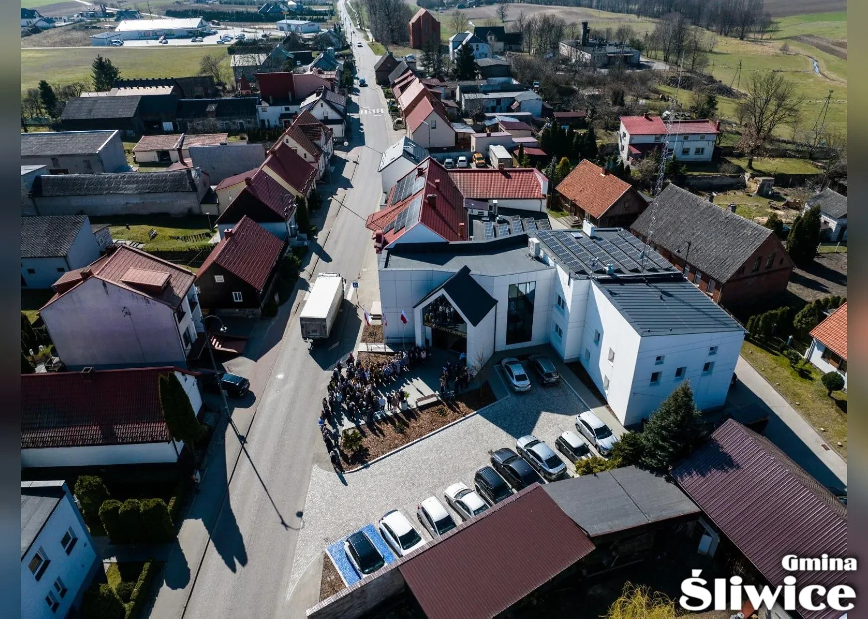 zdjęcie z drona przed urzędem