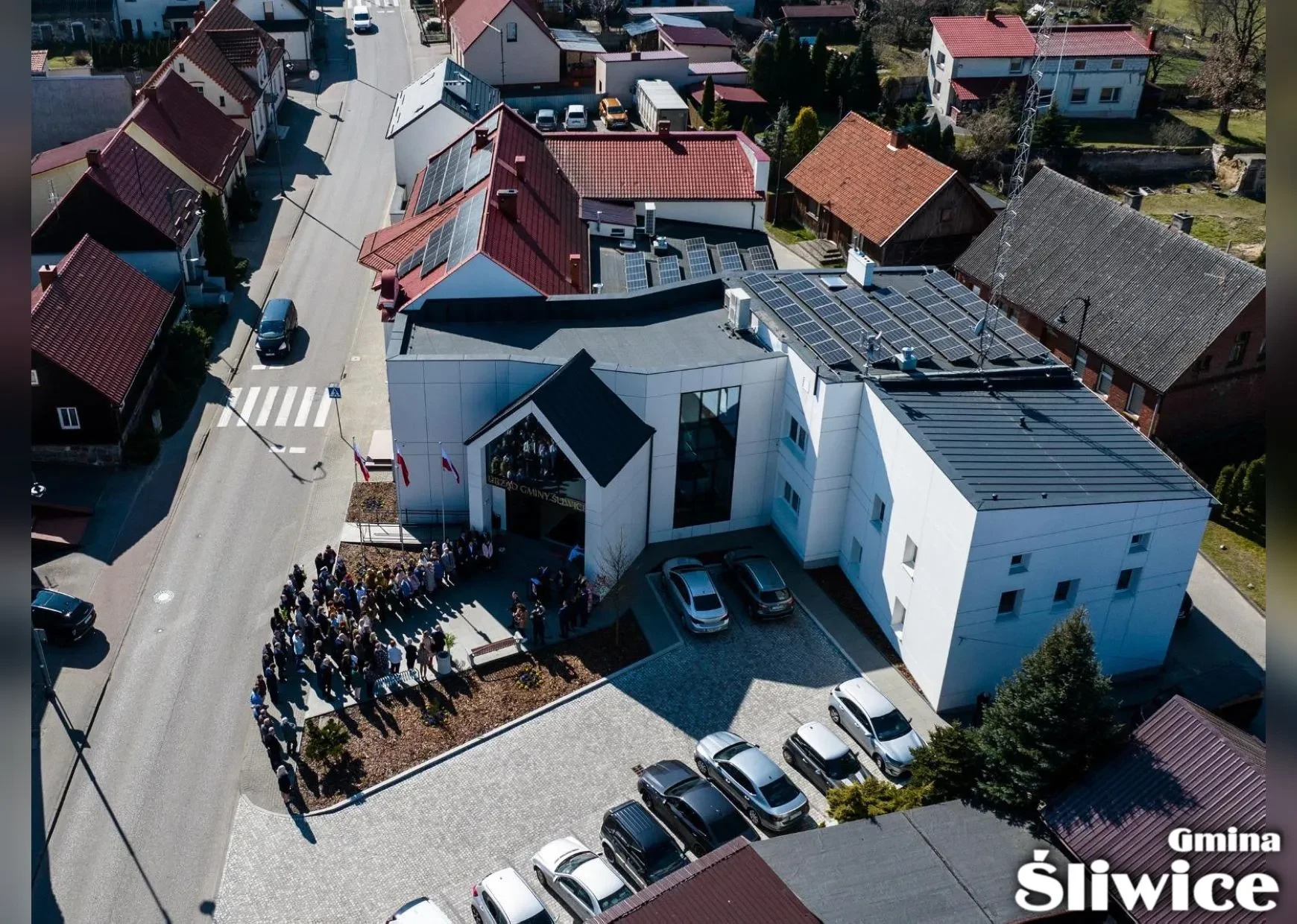 zdjęcie z drona przed urzędem