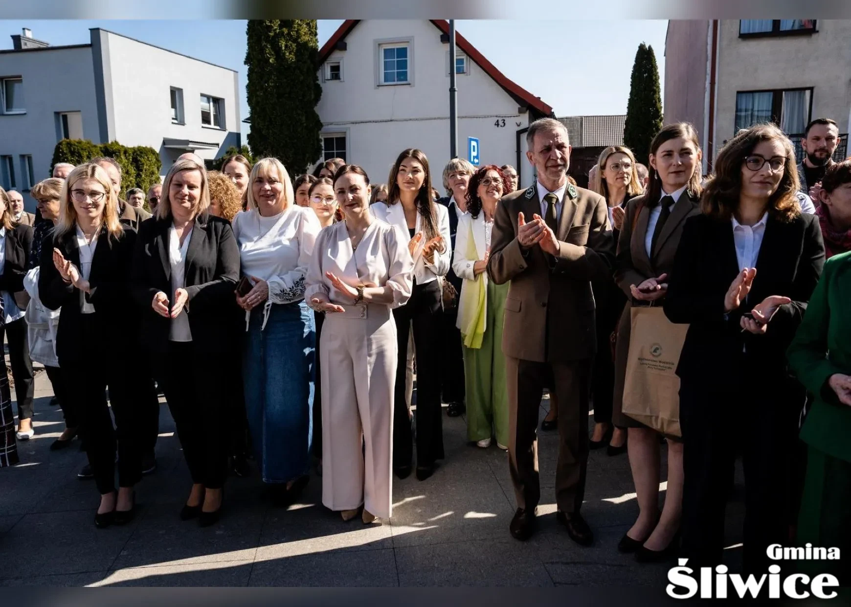 osoby zgromadzone na otwarciu przed budynkiem