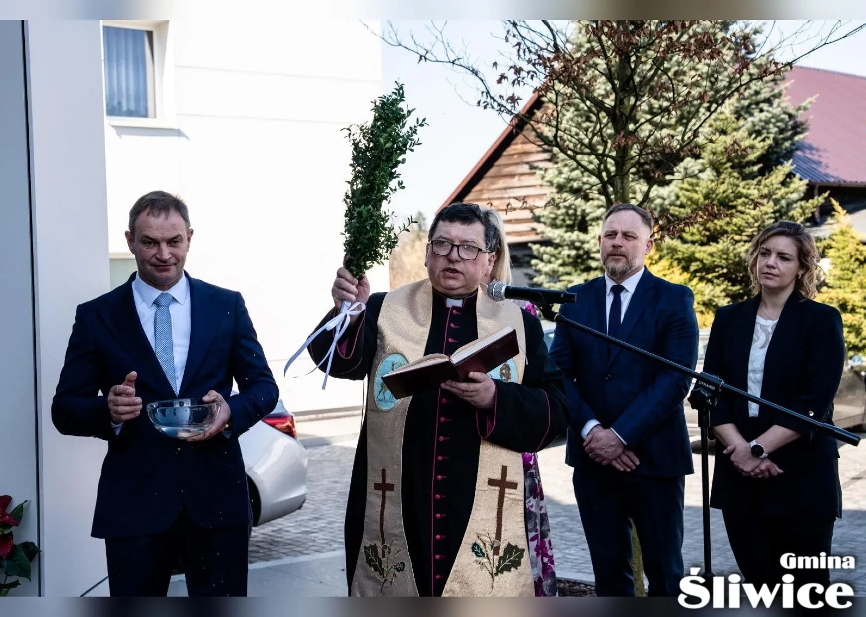 proboszcz święci budynek