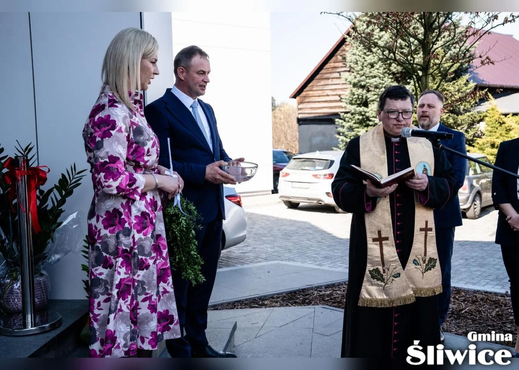 proboszcz przemawia przez mirofon do publiczności