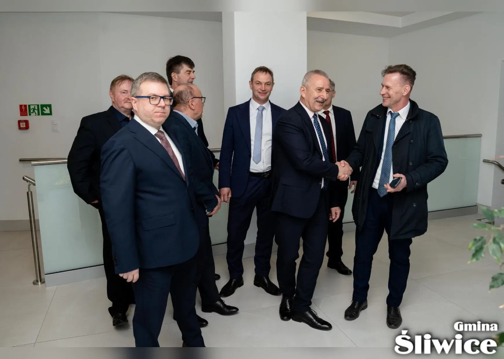 wójt z kiloma osobami