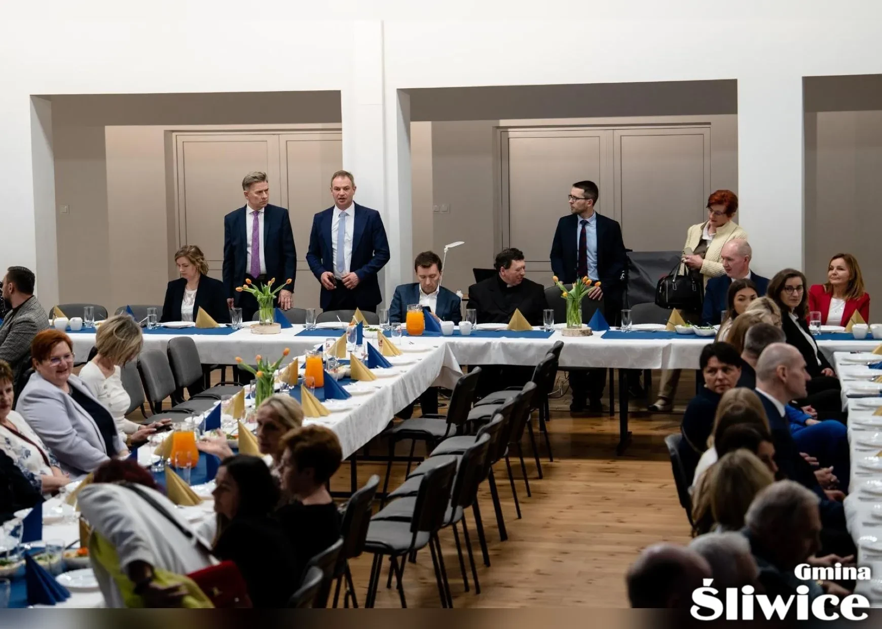 osoby siedzące przy stołach