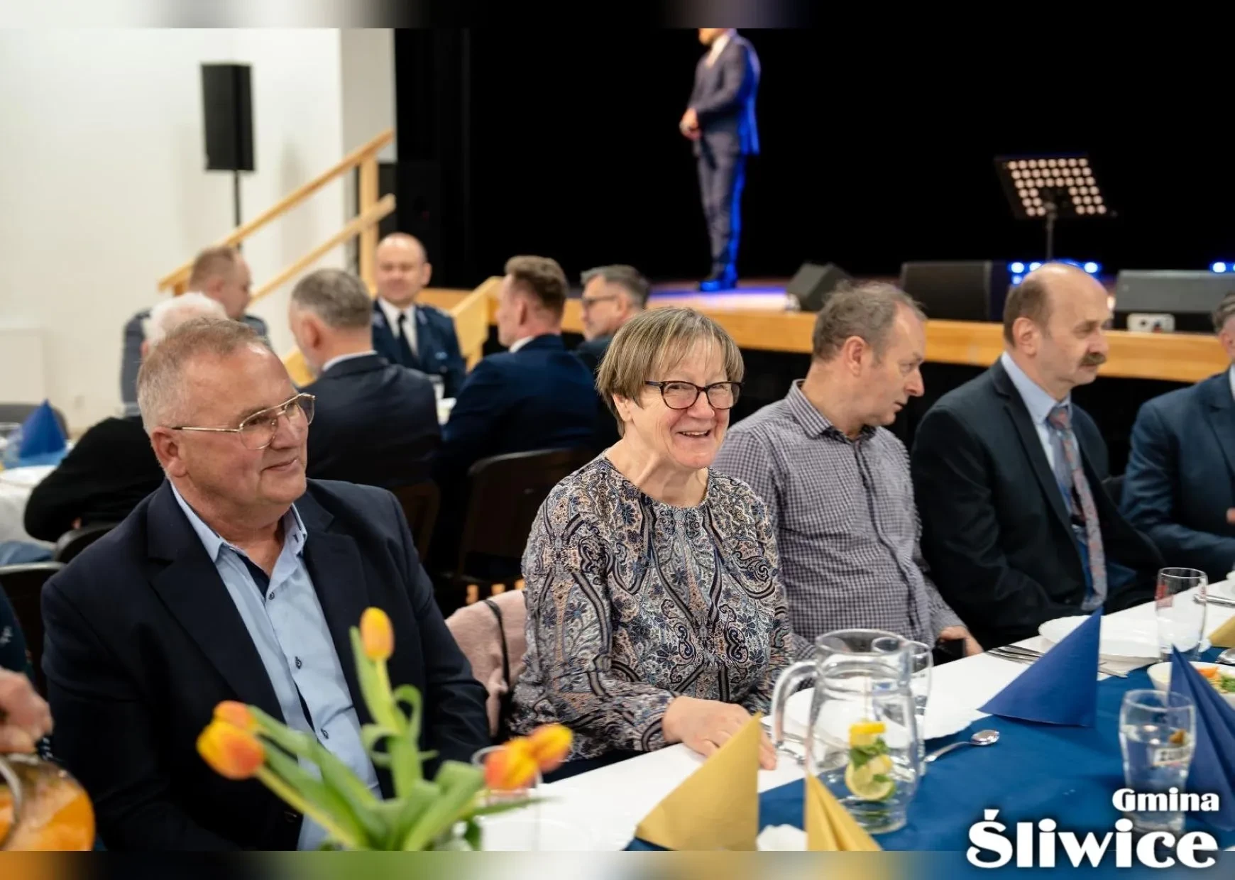 osoby siedzące przy stołach