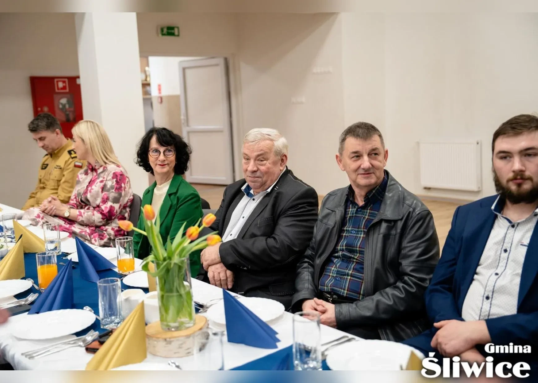 osoby siedzące przy stołach