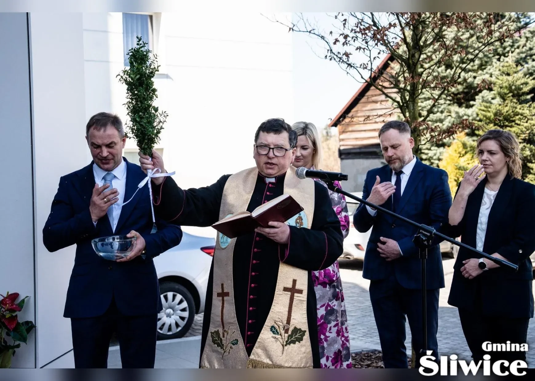 proboszcz święci budynek