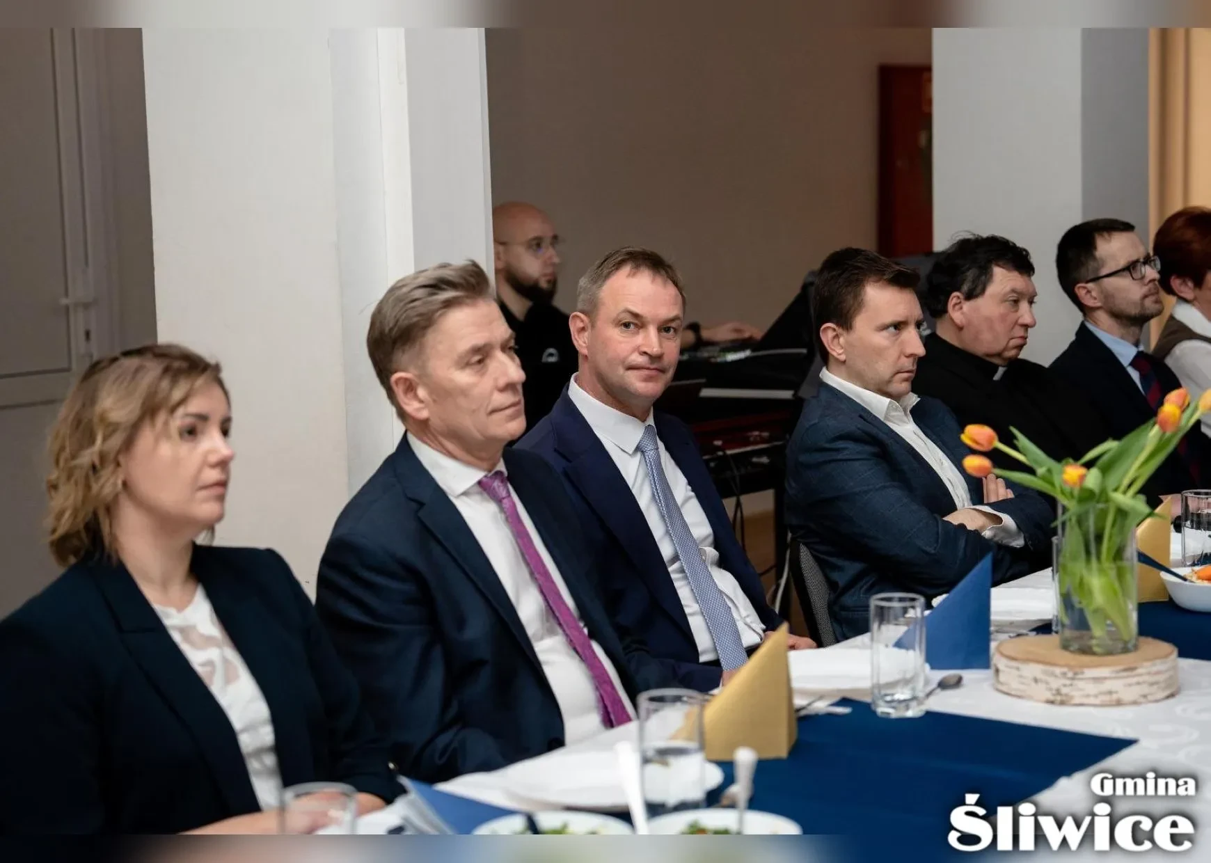 sekretarz, wójt siedzi przy stole