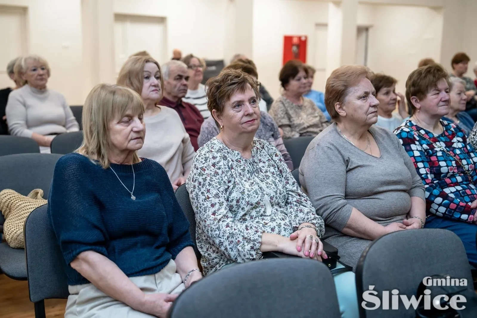 siedząca grupa kobiet