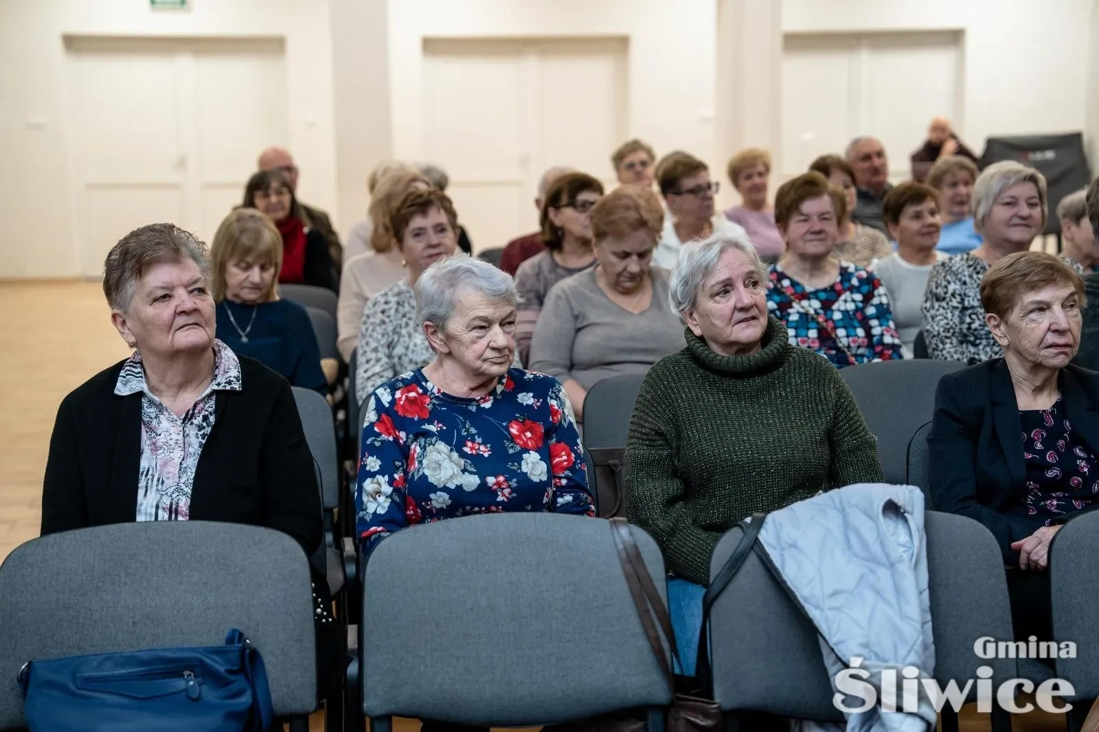 siedząca grupa kobiet