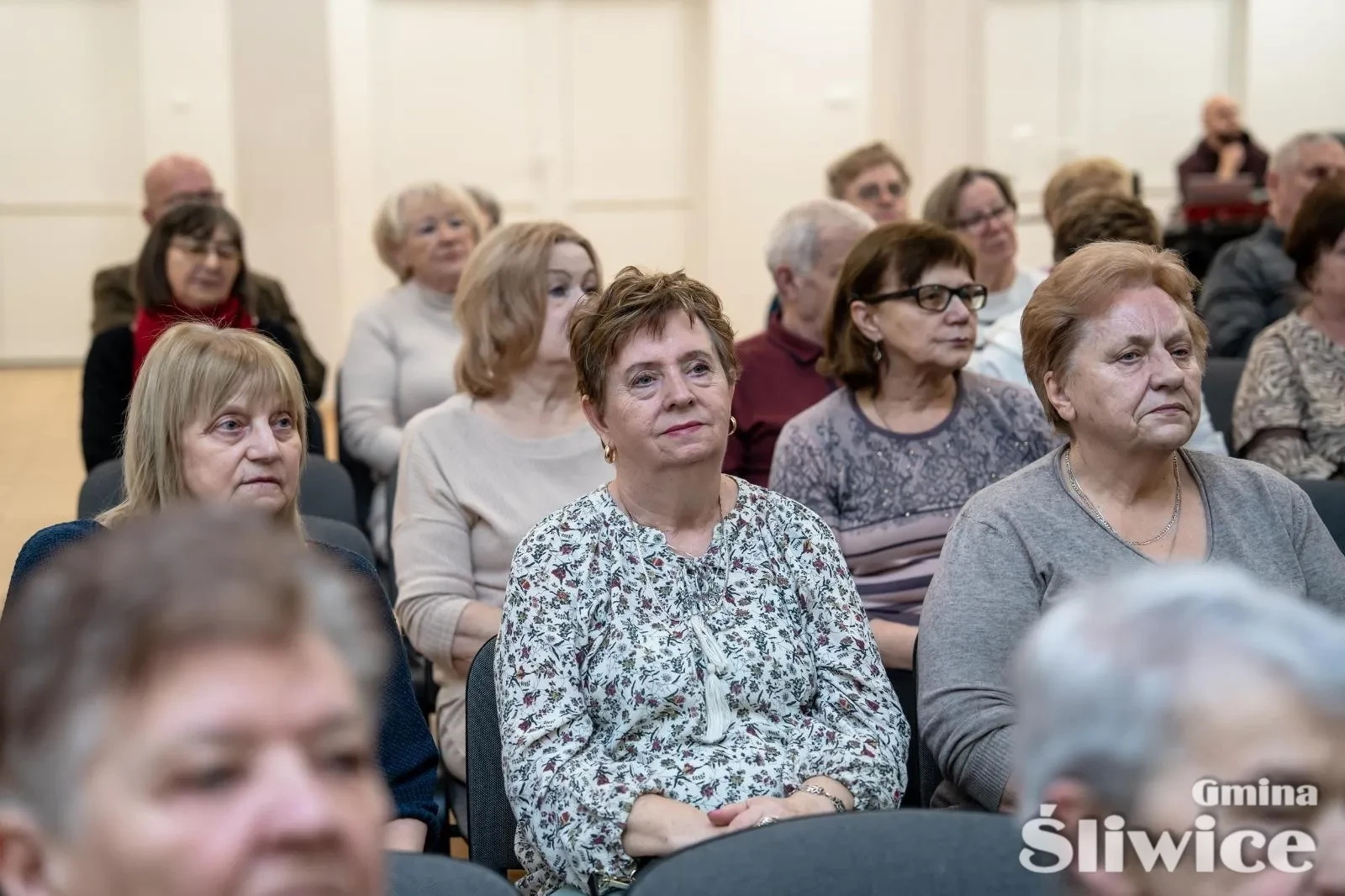 siedząca grupa kobiet
