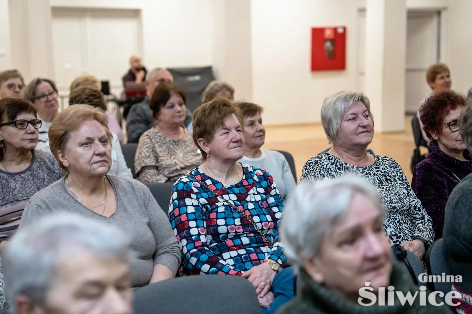 siedząca grupa kobiet