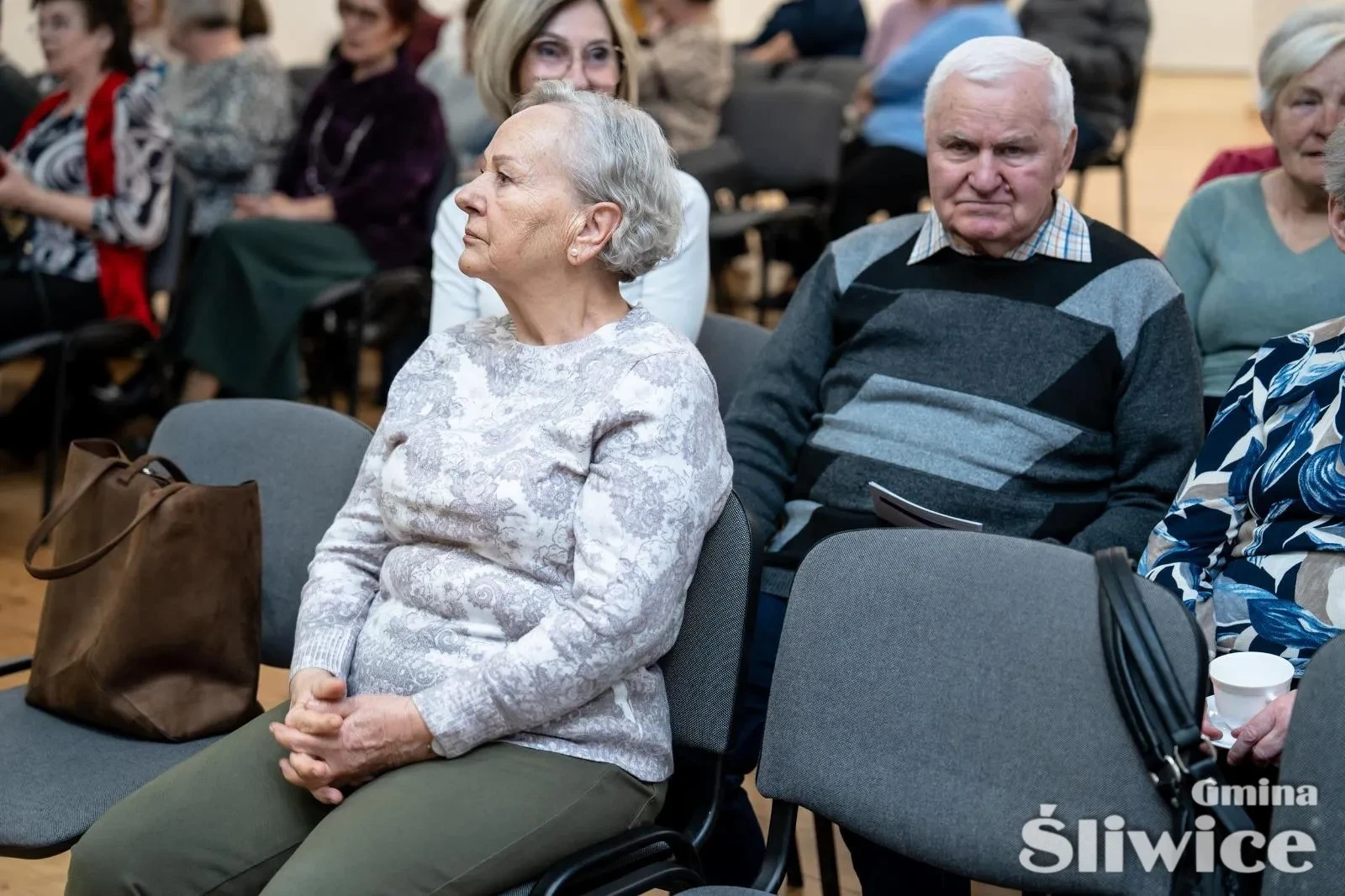 siedząca grupa osób