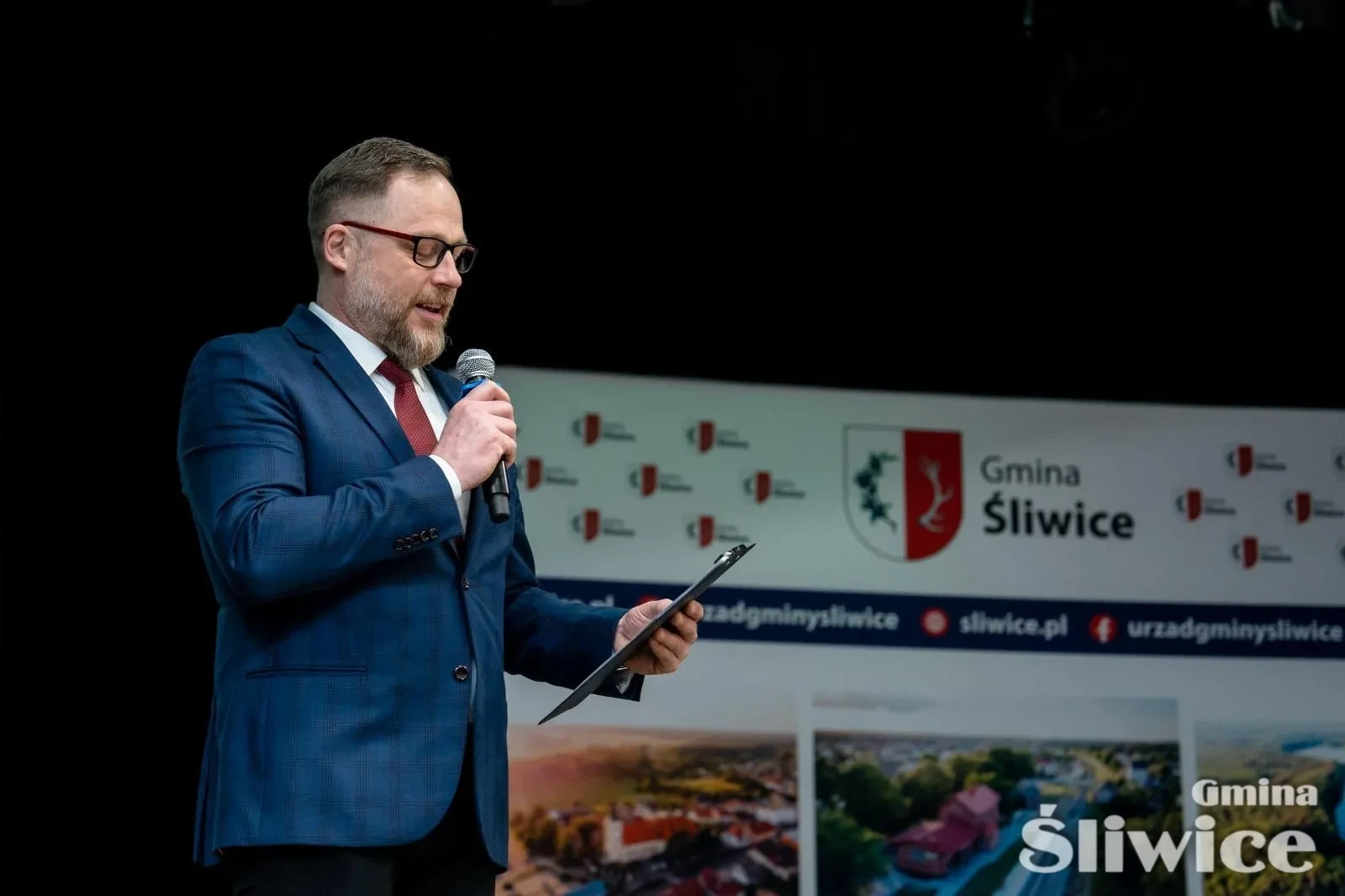 mężczyzna przemawiający do mikrofonu