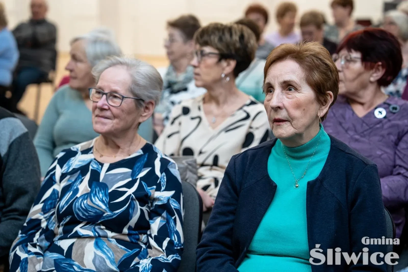 siedząca grupa kobiet