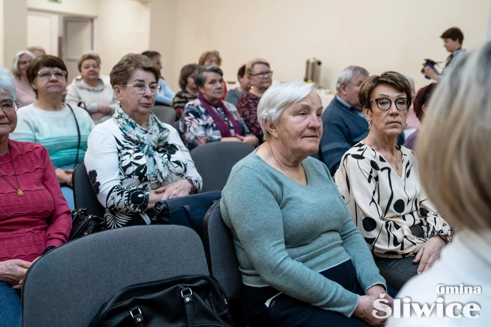 siedząca grupa kobiet