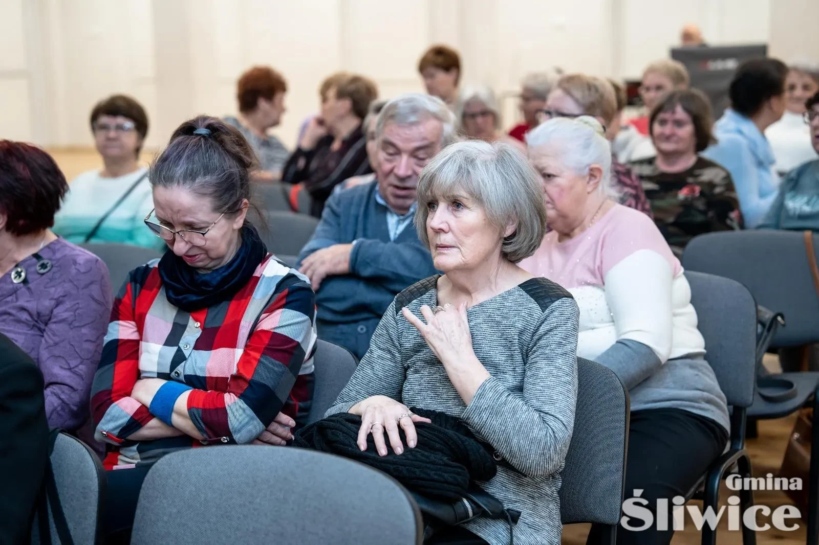siedząca grupa osób