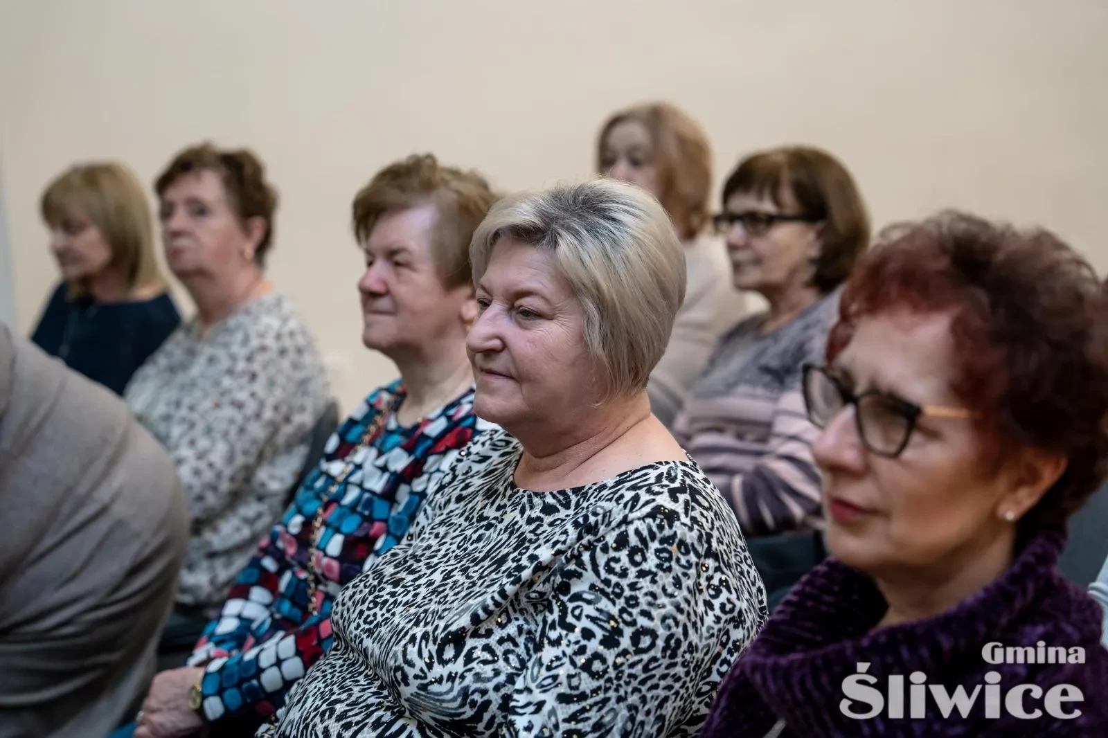 siedząca grupa kobiet