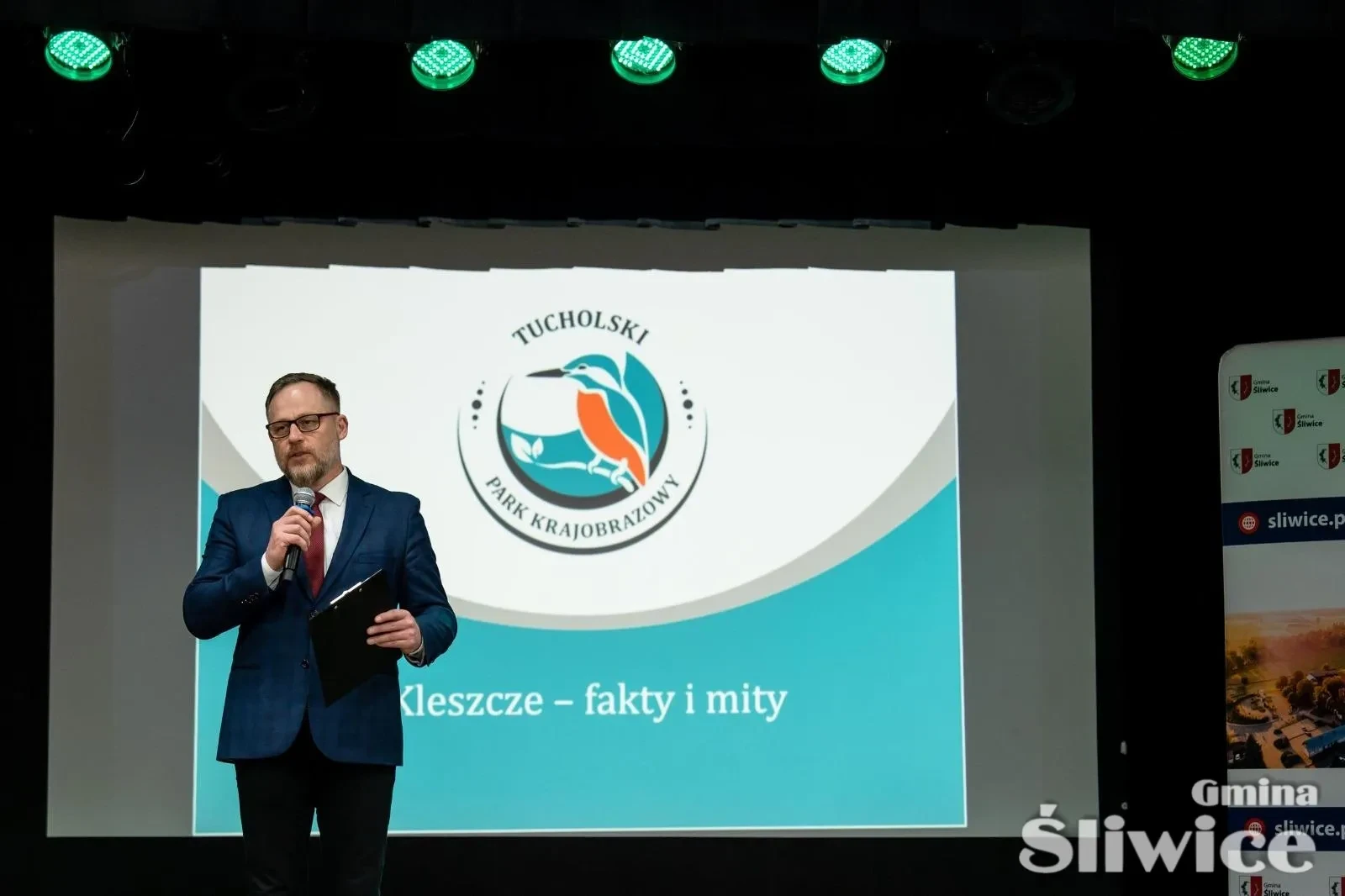 mężczyzna przemawiający do mikrofonu