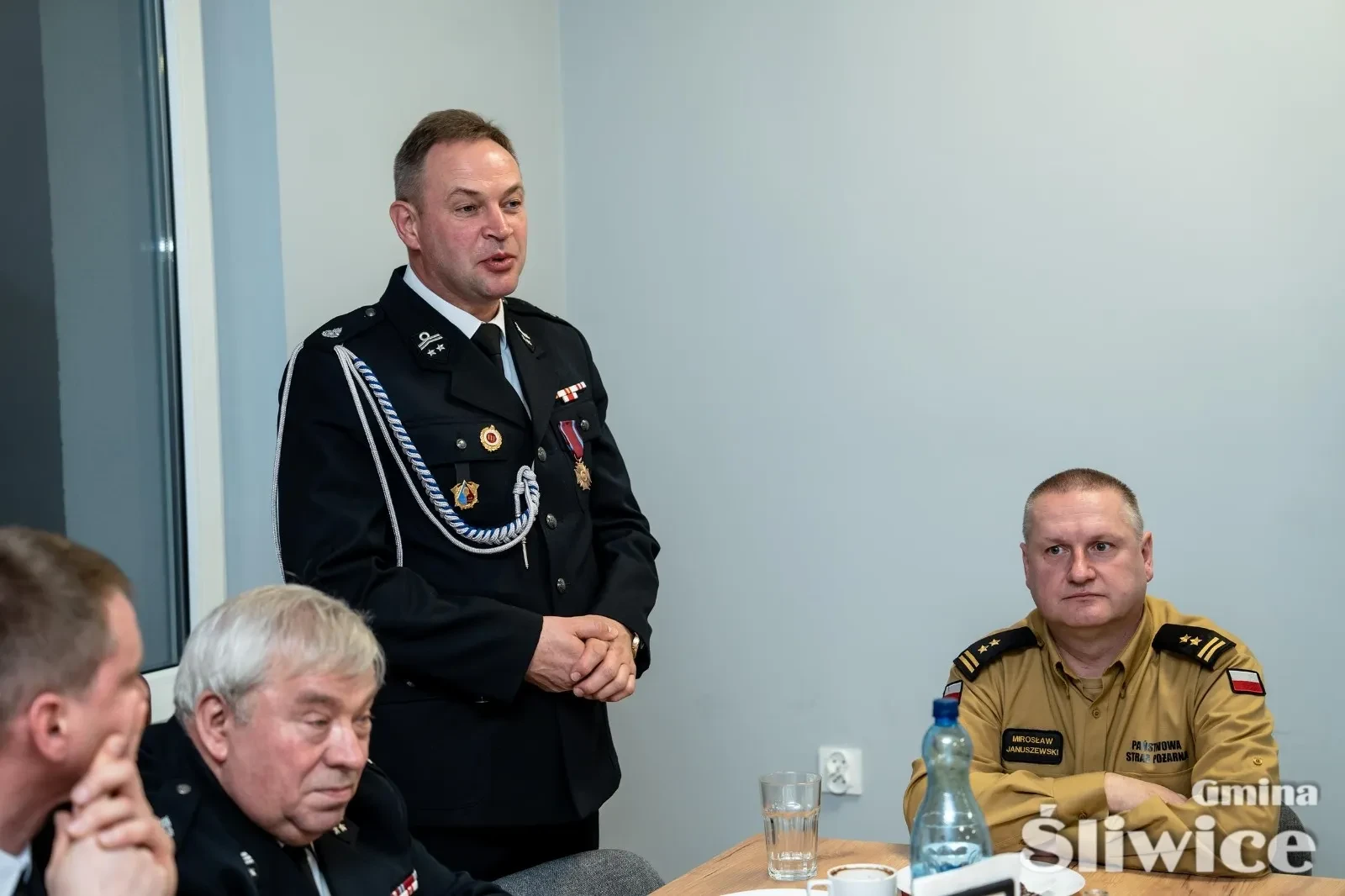 wójt przemawiający do zgromadzonych osób